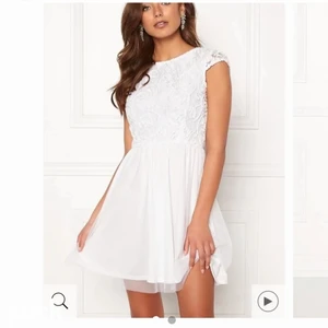 Vit klänning  - Jätte fin klänning perfekt för studenten ändast använd en gång, säljer för 350 ikl frakt om inte bud tillkommer, hör av er om ni vill ha fler bilder 🥰 priset kan diskuteras vid snabb affär 