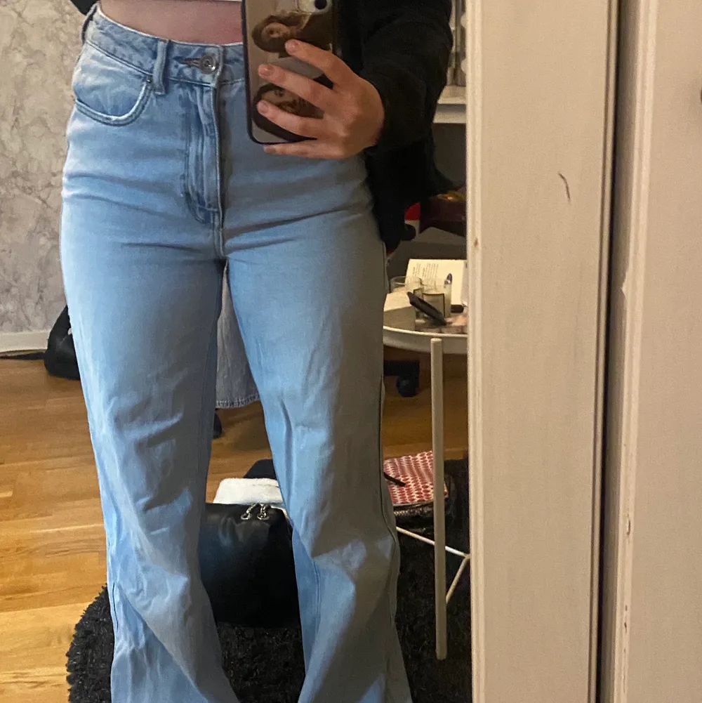 Dessa jeans är alldeles för långa för mig så därav behöver jag sälja dem💕 frakten ingår i priset!. Jeans & Byxor.