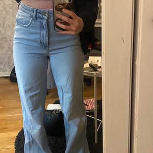 Dessa jeans är alldeles för långa för mig så därav behöver jag sälja dem💕 frakten ingår i priset!