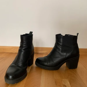 VAGABOND Stövletter  - VAGABOND Stövletter i svart. Storlek 39. (3828-101-20 39) Leather upper, Leather/Textile Lining. Osäker på exakt ordinarie pris men ca 1100 kr.