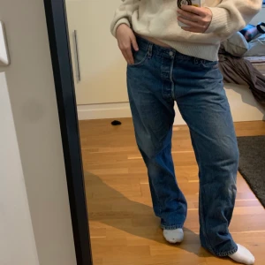 Levis 501 Jeans oversized - stora raka (men rätt pösiga) 501 jeans i snygg tvätt! köpta secondhand o har några få vita fläckar(målarfärg)  som inte syns om man inte letar efter dem. W36L30 men är långa på mig som är 166 och skulle säga att de är storlek L för dam runt höften, men sitter snyggt oversized. Jag är strl 38/M vanligtvis på byxor 