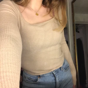 Beige tröja  - Säljer denna beigea tröja från Ginatricot🥰Storlek M. Säljer den för 100 kr+frakt.