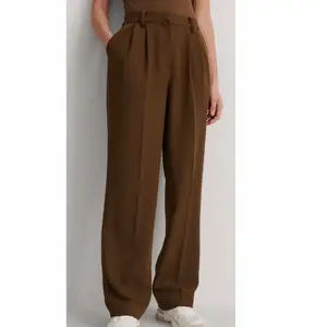 Säljer dessa bruna kostymbyxor från NA-KD. Köpta för 499 men säljer för 130 + frakt! Använda 1 gång. Helt slutsålda på hemsidan!