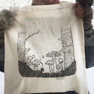 Tote bag. Handtryckt. Svampskog - Varje tygväska är handtryckt av mig med linoleumtryck. Färgen är tygfärg, så den klarar av 40 graders tvätt. 