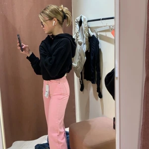 Gina jeans - Säljer nu dessa så eleganta och snygga jeans då dom tyvärr blivit lite för små för mig :/ dom köptes på Gina i augusti tror jag för 500 eller 600 kr men vill helst bara att dom ska komma till användning hos nån annan så därav priset. Dom är nästintill oanvända, kansk använda 2-3 ggr men inte mer. Köparen står för frakten och mer bilder finns om ni kontaktar mig 💘