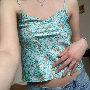 Vintage Linne från Victoria Secret  - Finaste linnet från Victoria Secret i siden likande tyg. Storlek XS men skulle säga att den passar både S-XS :)