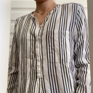 Skjorta - Skjorta i nåt tjockt material, har en bröstficka och knäpps halvvägs. Skriv för fler bilder och pris 