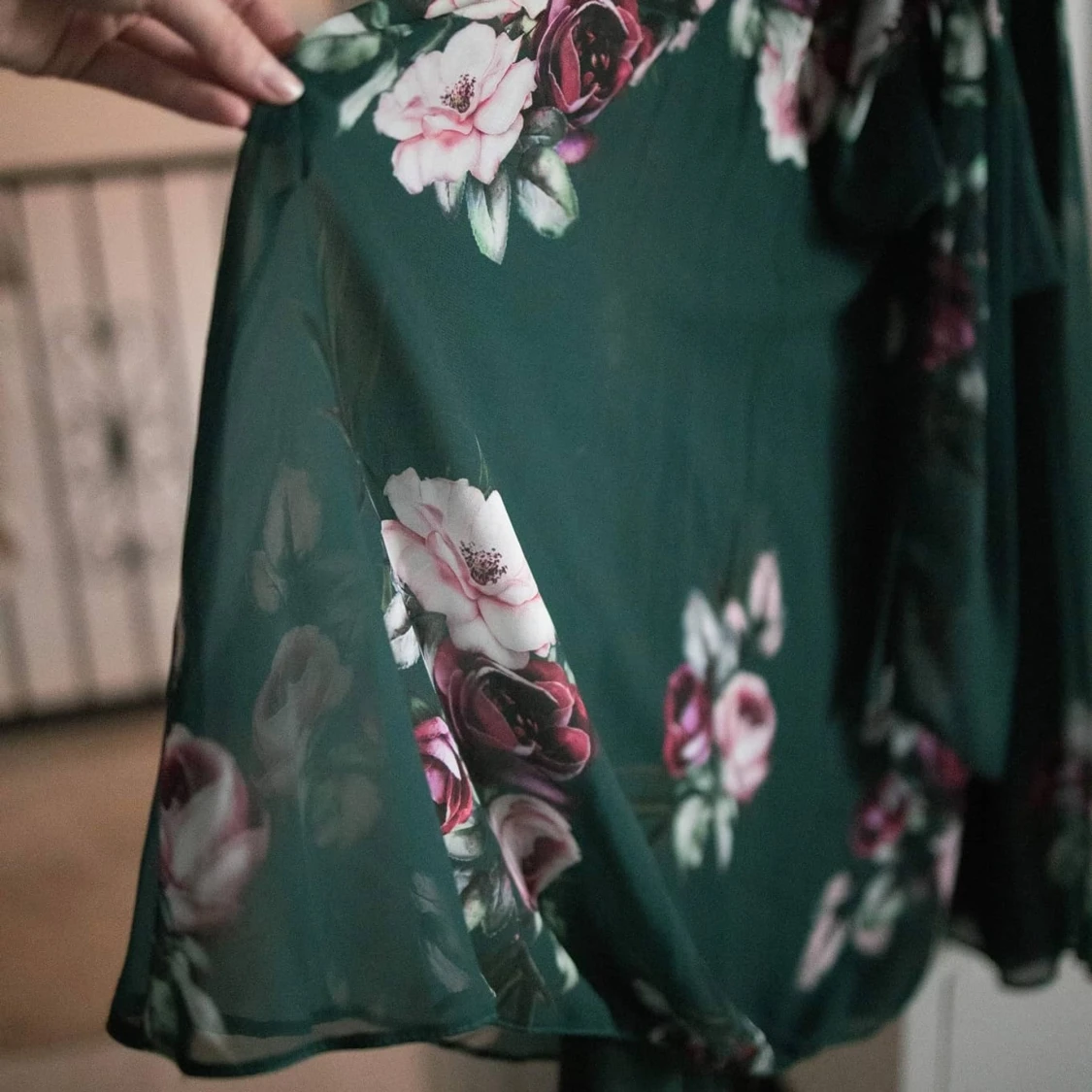 Grön klänning med blommor - 91