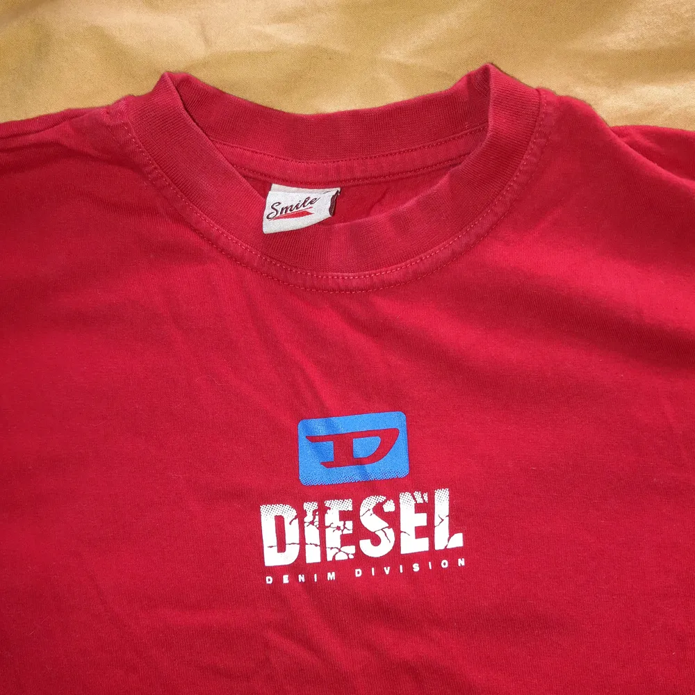 Röd t-shirt med Diesel logga fram och bak. Fint tjockt bomullstyg, bra begagnat skick. På lappen står det 14 år, den sitter true to size till en unisex Small. Tar Swish.. T-shirts.