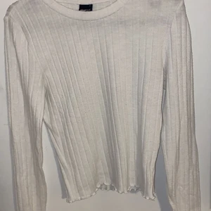 Tröja  - En vit tröja ifrån gina tricoti storlek S. 
