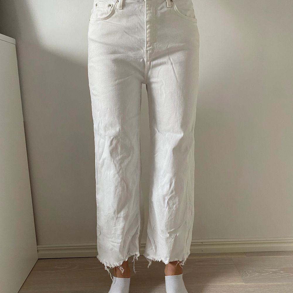 Vita jeans i ankellängd och högmidjade, säljs pga inte min stil, nyskick och använda en gång. Är 171 cm lång. Säljs för 200kr+ frakt. Budgivning om många är intresserade . Jeans & Byxor.