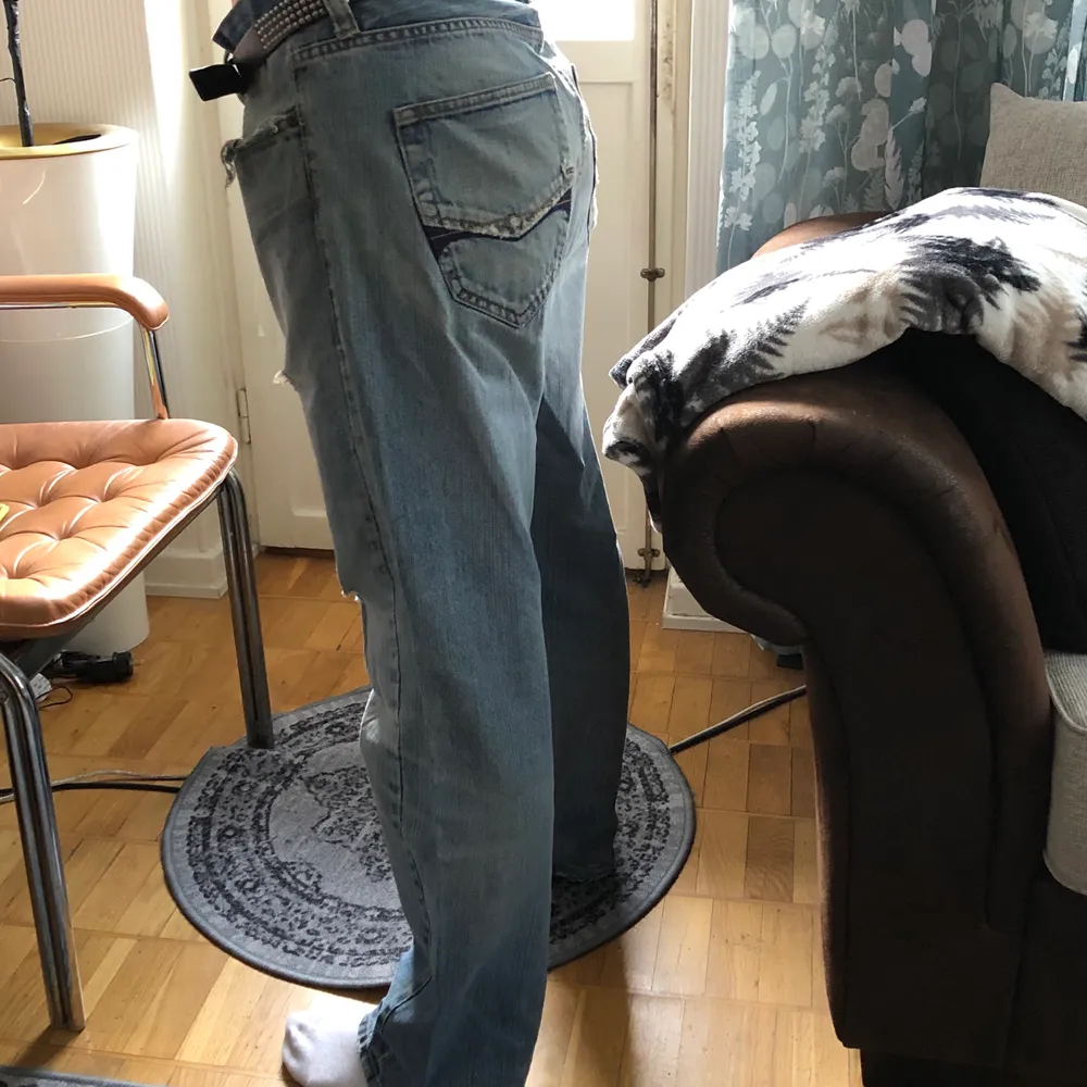 Lågmidjade jeans med coola slitningar!😇. Jeans & Byxor.