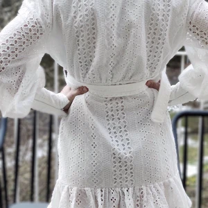 Studentklänning med broderi - Superfin studentklänning / skolavslutningsklänning med broderier och puffiga ärmar. Skärp i midjan. Storlek S/M, 36/38. Aldrig använd, köptes någon månad sen men säljer på grund jag beställde fler att välja mellan. 