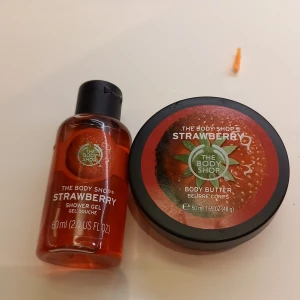 Inget - Säljer o använda tje body shop produkter en shower gel strawberry och en body butter o använd.