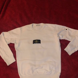 Stone Island  - Hej, säljer min vita stone island som har tyvär blivit liten. Den är i storlek S men passar även M. Använd 5-7 gånger. Ingen smutsa osv. Skick 9-10! För mer bilder är det bara att höra av sig!