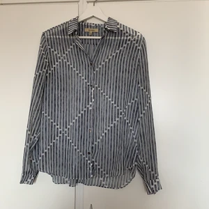 Blus  - Jättefin blus som är lite transparent saknar dock en knapp men inget märkvärdig då det är fint när det är lite öppet vid kragen 