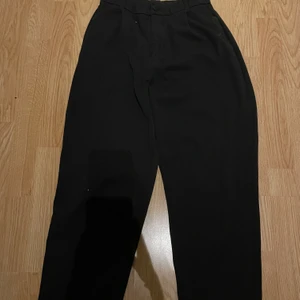 Kostymbyxor Zara - Svarta kostymbyxor från zara. Köparen står själv för frakten 