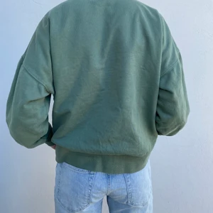 Grön sweatshirt  - Jättefin grön färg sweatshirt från zara. Bra skick, använd mångs gånger. Först till kvarn, säljaren står för frakten.
