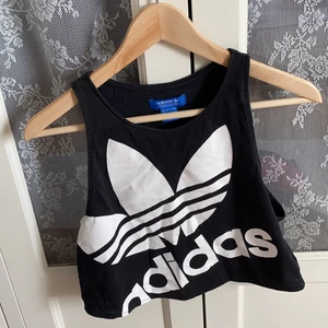 Adidas crop top - Knappt använd. Jättesnygg topp från adidas. Storlek 34, men passar även 36. 