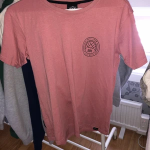 Dope T-shirt  - T-shorts från Dope. Storlek 36. Använd fåtal gånger men i bra skick!