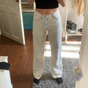 Vita jeans - Vita jeans från bikbok men lite blåa detaljer upptill. Jättefina och sommriga!