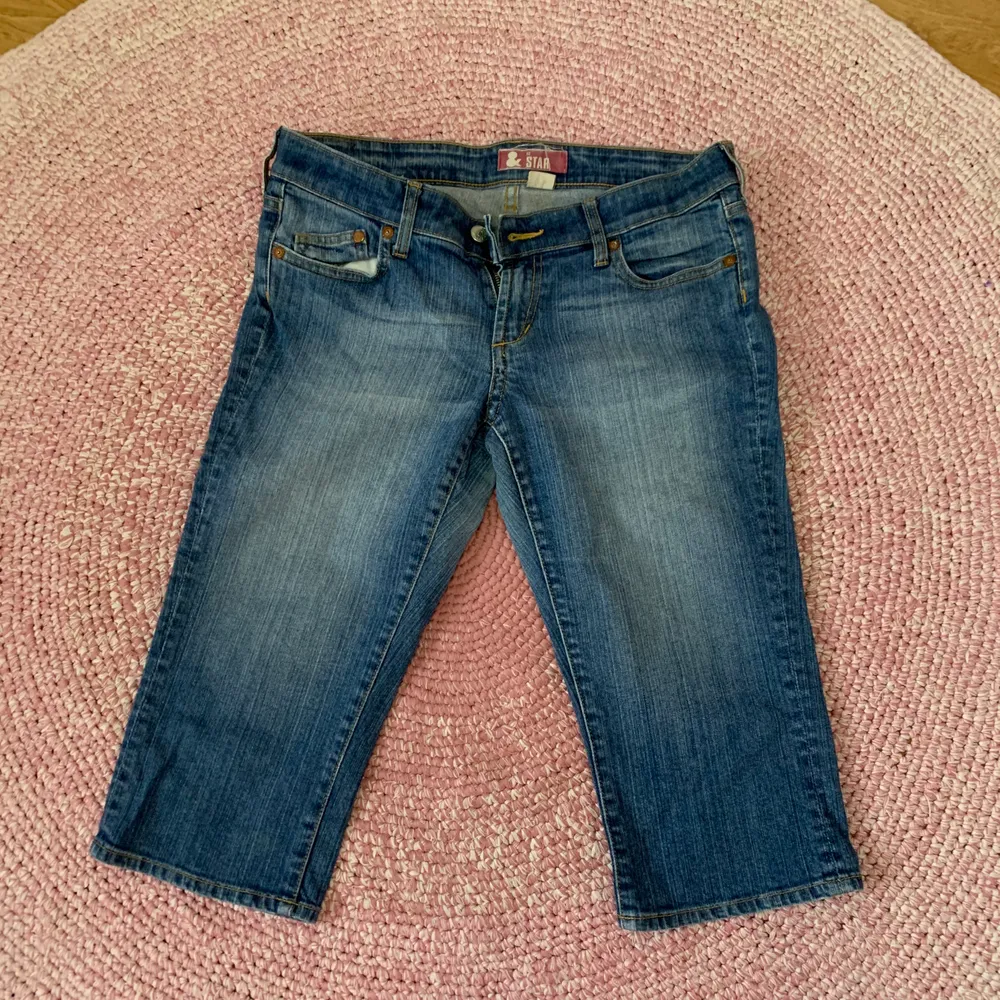 Capri jeans från Fit Star H&M, tillverkade i en stretchig och  tvättad denim. Stängs med dragkedja och knapp. 5-ficksmodell. Normalhög midja. Storlek W30.. Jeans & Byxor.