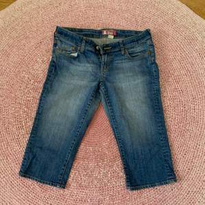 Capri jeans från Fit Star H&M, tillverkade i en stretchig och  tvättad denim. Stängs med dragkedja och knapp. 5-ficksmodell. Normalhög midja. Storlek W30.