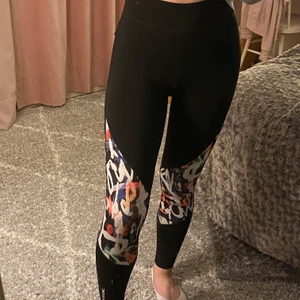 Träningstights från soc - Plagget har sällan använts och inga tecken på hål, fläckar, så gott som nya! Byxorna har en ficka för exempelvis telefon på vänstra sidan. 45 kr, frakt är ej inkluderad.