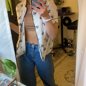 Kortärmad skjorta  - Från Forever 21, aldrig använd, mönster av telefoner, tunt tyg.