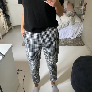 Rutiga byxor pull and bear  - Säljer ett par rutiga byxor från pull and bear i storlek 34 men som har mer ”loose fit”. Knappt använda! Köparen betalar frakt 