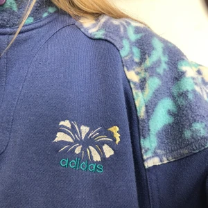 Adidas-fleece - Vintagetröja från adidas, lite åt fleece-hållet, väldigt skön! Blå, vit och gul i mönstret!
