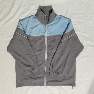 Nike jacka - En Nike jacka som är perfekt för våran, sena sommarkvällar och hösten✨ Storleken är M men passar även de som har S. Den är i jättefint skick helt utan några skador. Frakten är 66 kronor och leveranstiden är mellan 1-3 dagar🇸🇪 Har du mer frågor är det bara att höra av sig:) T