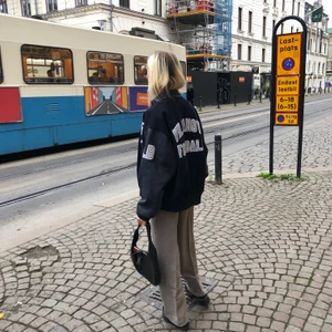 Snyggaste jackan - LEDANDE BUD 1200 kr, AVSLUTAR PÅ TISDAG 23/3 20.00.       Hej, har bestämt mig för att sälja min älskade älskade jacka inköpt på Brodway and Sons i Göteborg❤️ jackan är i storlek L och jag är i vanliga fall en XS / S. Jackan är i ull och armarna i skin! (Bud sker till mig privat)