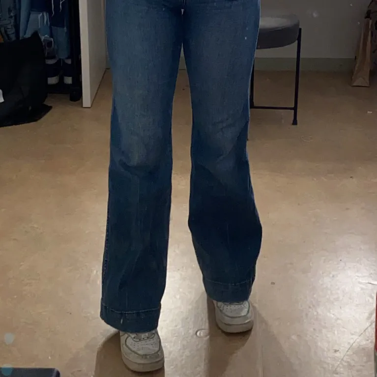 Mörkblåa, stretchiga raka jeans från H&M. Jag är 164 och de är lite korta. Ungefär W24 L30. Jeans & Byxor.