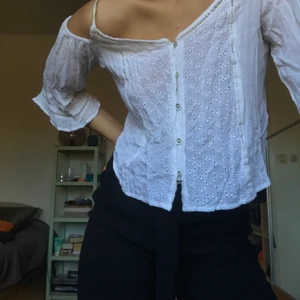 Vit blus - Superfin krispigt vit sommarblus. Skriv för fler bilder ⭐️ köpare står för frakten!