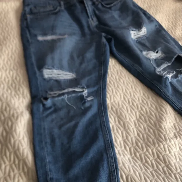 Blåa jeans med hål. oanvända. Jeans & Byxor.