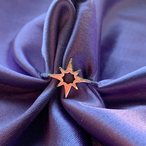 as snygg ring!! - Förlåt för min torra hand hiihii. om det ä flera som vill ha den blir det budgivning❤️ Frakten är 13kr 