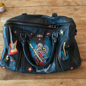 Zadig väska - Säljer min fina Zadig väska då jag har en liknande! Så fin och rymmer jättemycket. I perfekt skick💞