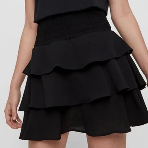 Volangkjol - Snygg volangkjol från vero Moda i storlek S men funkar även på en M💞💞