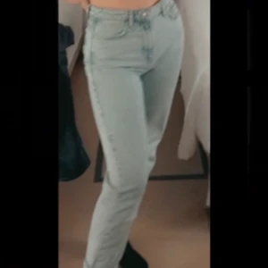 Jeans Gina Tricot - Säljer dessa boyfriend/ Mom jeans som ja köpte på gina för drygt 1 år sen. Dom är använda men dom är i mycket bra skick. Köpte dom för 400-500kr. Väldigt populär jeans o passar till allt. Och dom är rätt så högmidjade. 