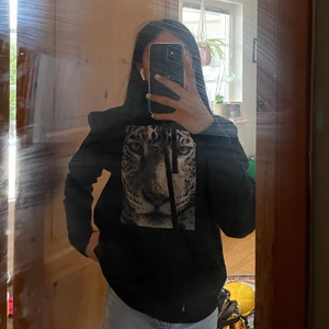 Hoddie från the cool elphant - Säljer denna hoddie,för att denn inte är min still längre!Den är använd i 1år ungefär och är som ny💕för fler bilder eller detaljer,kontakta mig.köparna står för frakten 