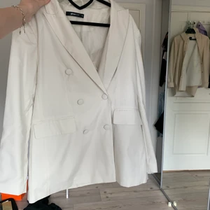 Vit kavaj - Vit kavaj från Gina Tricot i storlek 40, aldrig använd❤️