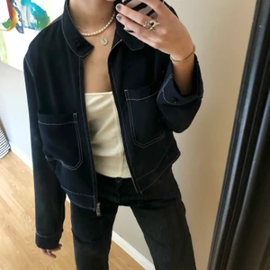 Kofta Arket - FRAKT 72 KR. En mörkblå workwear kofta från Arket! Den har  vita sömmar, är tunn och har två stycken dragkedjor. 