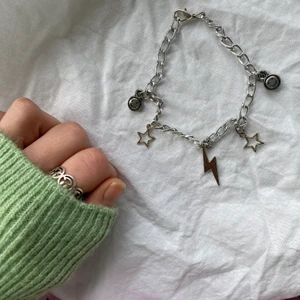 Armband med berlocker  - Jättefint armband med berlocker. Går att välja berlocker själv💜 Fler smycken @sthlm.jewelry🥰