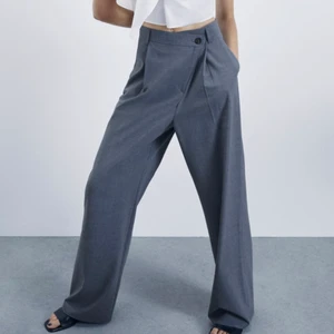 Kostym byxa  - Kostym byxa från ZARA som är hög midjade. Väldigt fint skick då det är endast använda fåtal gånger. Säljer dessa då det är för stora och för långa för mig, st är 40