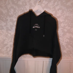 Behave hoodie  - Snygg croppad hoodie från Madlady storlek M! Inte så mycket använde Max 10 ggr och i fint skick. Lite skrynklig nu då den legat i en byrå under längre tid! Köparen står för frakten💕 Kontakta för fler bilder