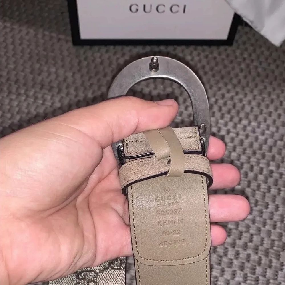 Äkta! Säljer mitt Gucci bälte nästan inte ens använd, jätte fint skick. Jag har lagt ut den innan för 1700kr, men på grund av att jag har slarvat bort kvittot så ligger bältet på 1200kr!!! Och jag köpte bältet i Köpenhamn för ca 3500kr. Man får med: Påse, och allt på bilden! Man kan ta den till en Gucci butik eller nk och fråga om bältet är äkta, Bältet är i äkta mocka då det inte är fake! Kan skicka ännu mer bilder vid intresse! Tack 💖😍 Bältet är: 80 cm. Accessoarer.