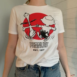 Snobben T-shirt - Vit T-shirt från Zara med snobben tryck på bröstet och helvit baktill. Knappt använd och i bra skick. Kika gärna in övriga toppar som jag lagt ut så kanske vi kan fixa ett packetpris. 