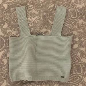 Grön topp  - Rensar min garderob så kolla in profilen. Den här toppen  är ifrån hollister i strlk s , välidgt fin färg till sommaren och man ser välodgt brun ut i den 