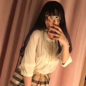 blus - fin blus med lite vintage känsla i storlek 36. liten svag fläck på ena bröstet (bild 3) men har inte försökt skrubba bort den.